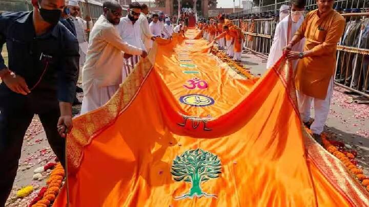 ધ્વજ પર તેજસ્વી સૂર્યને ભગવાન રામના તેજ અને શૌર્યનું પ્રતીક માનવામાં આવે છે. તેના પર 'ઓમ' પ્રતિક અને કોવિદર વૃક્ષનો આકાર પણ અંકિત છે.