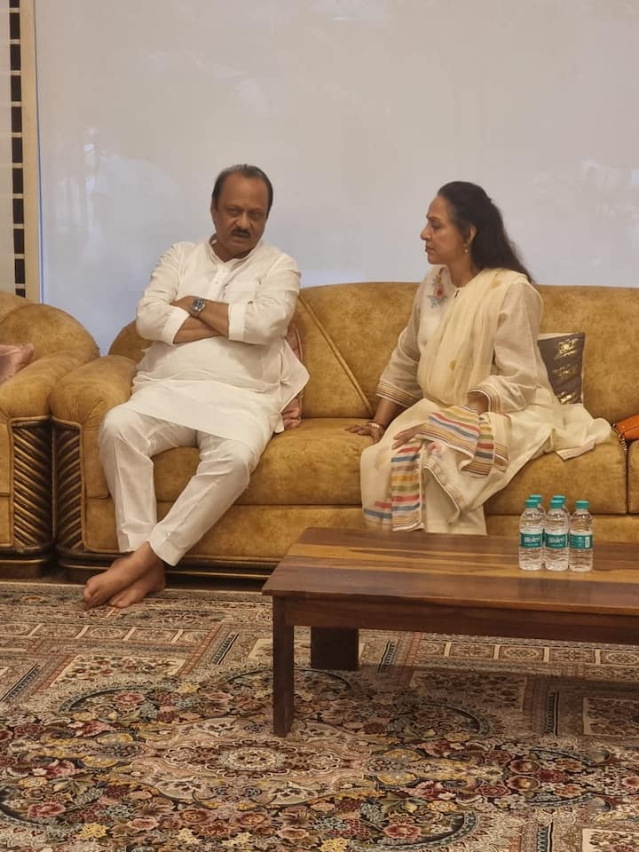 अभिनेते धर्मेंद्र यांचं सोमवारी निधन झालं आहे. त्यानंतर आज उपमुख्यमंत्री अजित पवार यांनी हेमामालिनी यांची भेट घेत सात्वंन केलं.