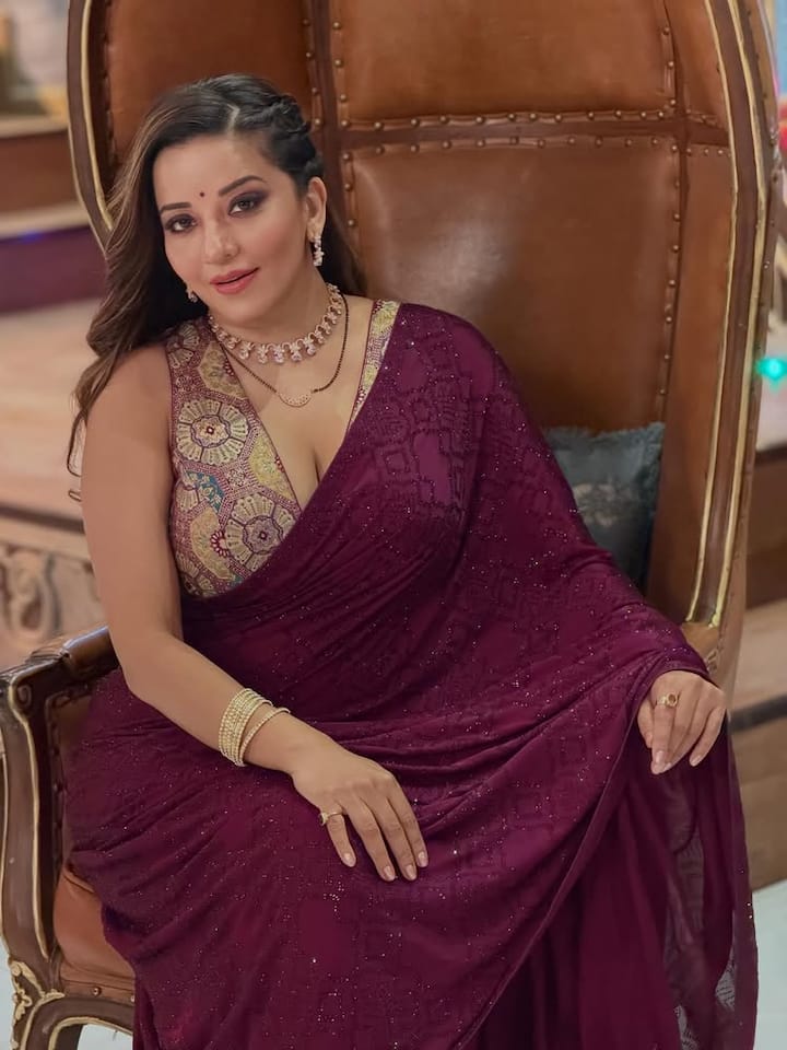 मोनालिसा ने अपने इंस्टाग्राम अकाउंट पर अपने फोटोशूट की कई खूबसूरत तस्वीरें शेयर की हैं, जिसमें वह लाल साड़ी और डीप नेक ब्लाउज में कातिलाना पोज देती नजर आ रही हैं।