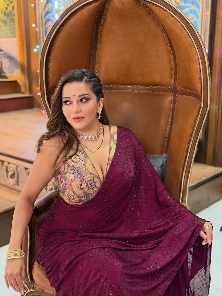 मोनालिसा का देसी अवतार उनके प्रशंसकों के बीच इतना लोकप्रिय है कि वे लगातार तस्वीरों पर कमेंट कर रहे हैं और उनके ग्लैमरस साड़ी लुक की तारीफ कर रहे हैं।