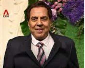 1960 मध्ये धर्मेंद्र यांनी दिल भी तेरा हम भी तेरे या सिनेमातून त्यांनी त्यांच्या फिल्मी करिअरला सुरुवात केली. एवढंच नाही तर 1970 मध्ये अभिनेत्याला जगातील सर्वात देखणा पुरुषाचा पुरस्कार मिळाला होता.