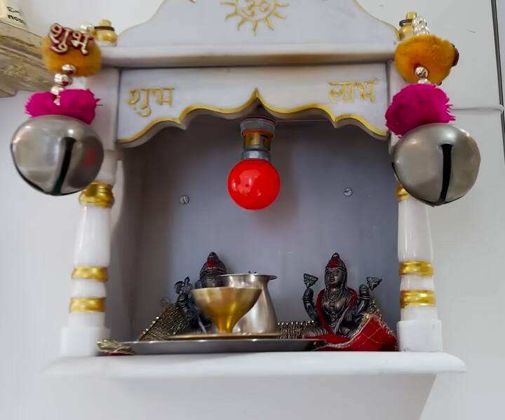 उनके घर में बना छोटा-सा मंदिर भी बहुत सलीके से तैयार किया गया है. यह ज्यादा जगह नहीं लेता.