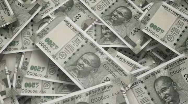 રિકરિંગ ડિપોઝિટ (RD) એ એક બચત યોજના છે જેમાં તમે દર મહિને એક નિશ્ચિત રકમ જમા કરો છો અને વ્યાજ મેળવો છો. આ તે લોકો માટે આદર્શ છે જેઓ એક સાથે મોટી રકમનું રોકાણ કરી શકતા નથી.