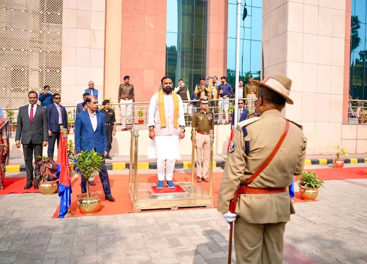 इस दौरान सम्राट चौधरी द्वारा लिया गया फैसला जेल में बंद कैदियों की सुरक्षा के लिए हैं. उन्होंने कहा कि जेल में डॉक्टर के इजाजत के बिना कैदियों के लिए बाहर से खाना नहीं जाएगा.