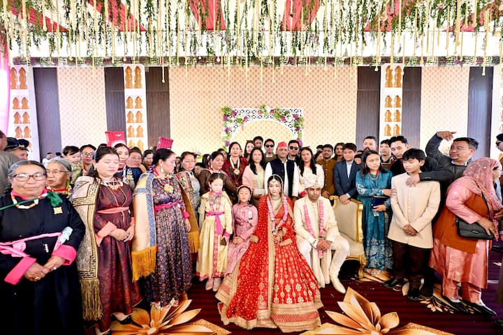 Akhilesh Yadav is seen blessing the bride and groom in the pictures. The entire family along with him witnessed this event. This marriage took place at the ancestral residence of Akhilesh Yadav.