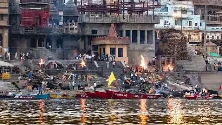 મણિકર્ણિકા ઘાટને મુક્તિનું પ્રવેશદ્વાર માનવામાં આવે છે. અહીં એક પરંપરા છે કે અગ્નિસંસ્કાર પછી ચિતાની રાખમાં '94' નંબર લખવામાં આવે છે. આ પરંપરા આજે પણ લોકો માટે એક રહસ્ય છે.