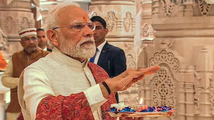 इससे पहले पीएम मोदी ने राम मंदिर के गर्भगृह में पूजा अर्चना की.