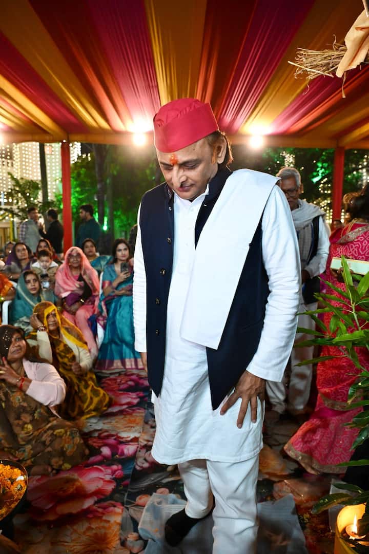 Akhilesh Yadav first shared this picture at the beginning of the wedding ceremony. In which he is seen taking part in rituals.