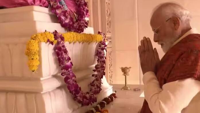 અયોધ્યા રામ મંદિરમાં ભગવો ધ્વજ ફરકાવવો એ માત્ર એક ધાર્મિક વિધિ નથી, પરંતુ ભારતની સાંસ્કૃતિક ચેતના, શ્રદ્ધા અને રાષ્ટ્રવાદનો એક મહાન ઉત્સવ છે. વડાપ્રધાન નરેન્દ્ર મોદીએ અયોધ્યામાં રામ મંદિરના શિખર પર ભગવો ધ્વજ લહેરાવ્યો હતો. રાષ્ટ્રીય સ્વયંસેવક સંઘ (RSS) સરસંઘચાલક મોહન ભાગવત પણ હાજર રહ્યા હતા.