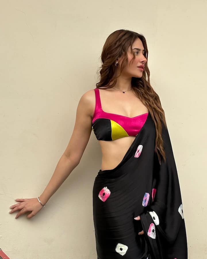 माहिरा शर्मा को साड़ी पहनना बहुत पसंद हैं. इसलिए एक्ट्रेस अक्सर डिजाइनर साड़ियों में अपना कर्वी फिगर फ्लॉन्ट करती रहती हैं.