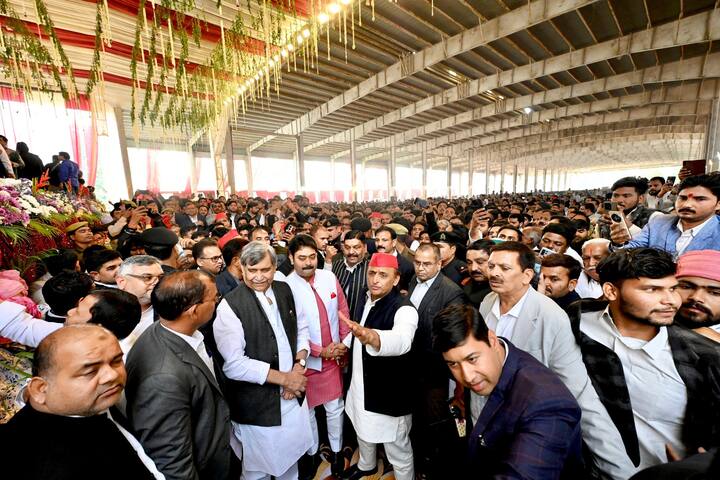 The pandal appeared to be filled with a large crowd attending this wedding.