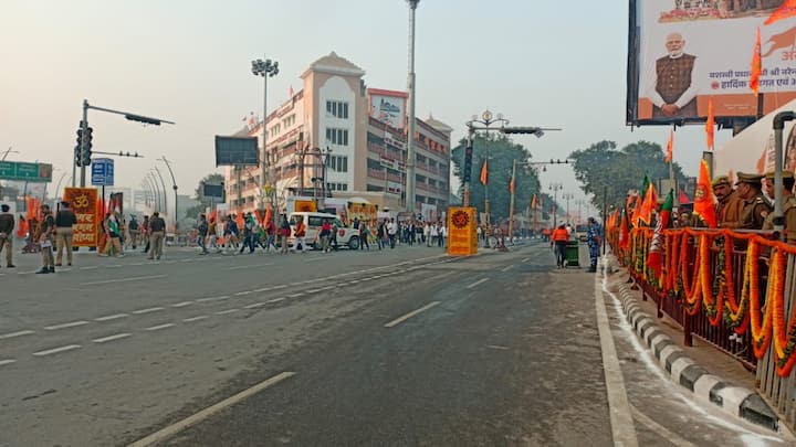 राम मंदिर के शिखर पर धर्म ध्वज की स्थापना के लिए प्रधानमंत्री नरेंद्र मोदी अब से थोड़ी देर में अयोध्या पहुंच जाएंगे. उनके स्वागत के लिए पूरी अयोध्या सजी हुई नज़र आ रही है.