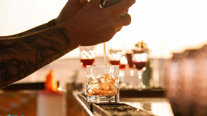 Rum, vodka, gin, tequila and brandy also contain about 35% to 50% alcohol. At the same time, 20%-40% alcohol is found in country liquor, which can vary considerably depending on the place and method.