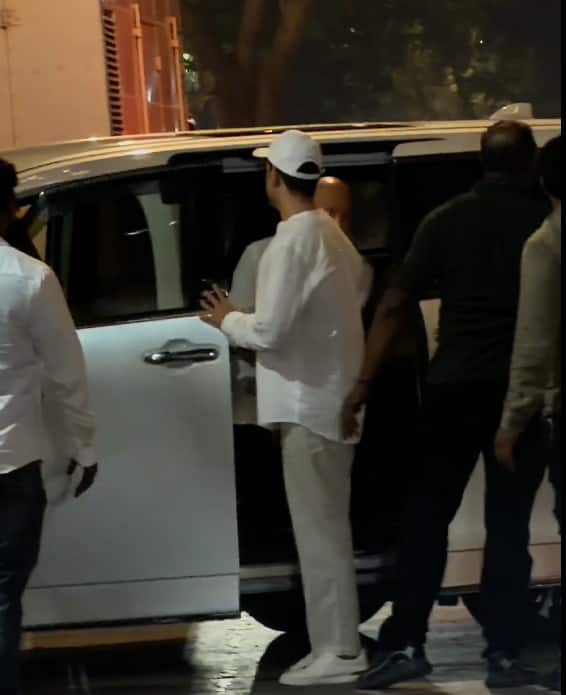 एक्टर ऋतिक रोशन भी सनी देओल के घर पहुंचे थे. इस दौरान एक्टर के साथ उनके पिता राकेश रोशन भी नजर आए.