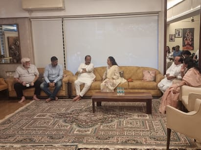 अभिनेते धर्मेंद्र यांचं सोमवारी निधन झालं आहे. त्यानंतर आज राज्याचे उपमुख्यमंत्री अजित पवार यांनी हेमामालिनी यांची भेट घेतली.