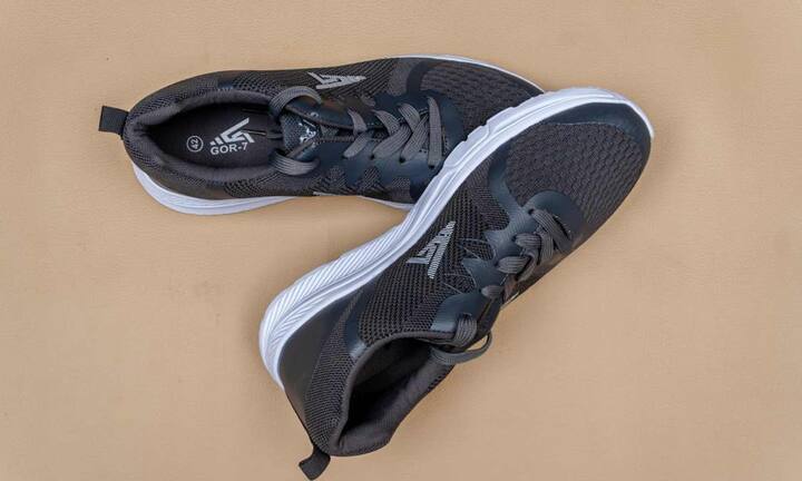 कई बार लोग स्पोर्ट्स शूज खरीदते समय जूते को सिर्फ पहन कर खड़े होकर देख लेते हैं. लेकिन स्पोर्ट्स शूज खरीदते समय हमेशा ध्यान रखना चाहिए कि जूते को पहनकर खड़े होकर देखने के साथ कुछ कदम चलकर भी देखना चाहिए ताकि पता चले की फिटिंग, पकड़ और आरामदायक है या नहीं.