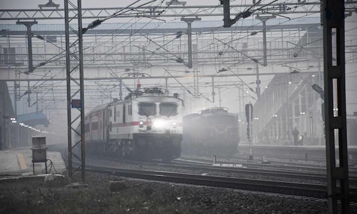 इस समय दिल्ली ,उत्तर प्रदेश, हरियाणा, पंजाब और राजस्थान में तापमान लगातार नीचे जा रहा है. इसके अलावा नोएडा, गाजियाबाद, गुरुग्राम और आसपास के क्षेत्र में भी तापमान में तेजी से गिरावट हो रही है.