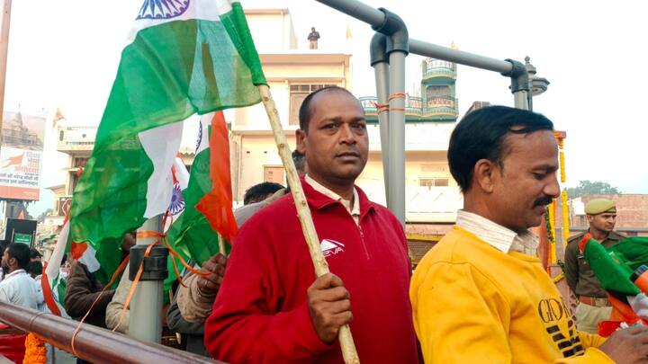 लोग हाथों में तिरंगा लेकर अयोध्या नगरी पहुंचे हैं. पीएम मोदी के स्वागत में वो कोई कमी नहीं छोड़ना चाहते.