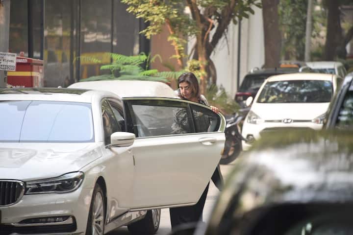 फिल्ममेकर फराह खान भी सनी देओल के घर पर मंगलवार के दिन पहुंची. उनके चेहरे से भी इस बार हंसी गायब थी.