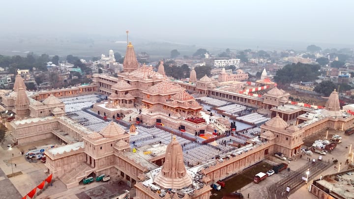 ఆ ధర్మ ధ్వజ సాంప్రదాయ ఉత్తర భారతీయ నాగర్ శైలిలో నిర్మించిన దేవాలయ శిఖరంపై ఎగురవేస్తారు