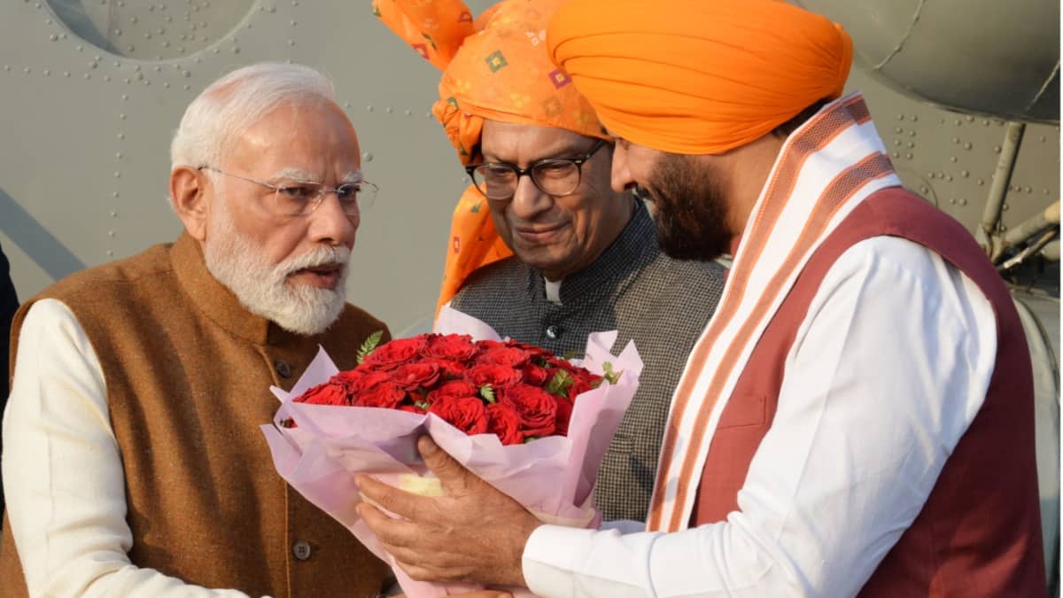 PM Modi Performs Maha Aarti At Brahma Sarovar During International Gita Mahotsav 2025