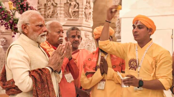 पीएम मोदी के साथ आरएसएस प्रमुख मोहन भागवत भी मौजूद रहे. दोनों ने मंत्रोच्चारण के बीच रामलला की आरती उतारी.