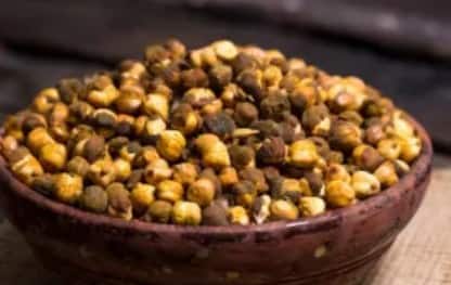 सर्दियों में हम अक्सर बहुत ज़्यादा तला-भुना खा लेते हैं, जिससे वज़न बढ़ता है। छोले फाइबर और प्रोटीन से भरपूर होते हैं। मुट्ठी भर छोले खाने के बाद पेट भरा हुआ महसूस होता है और भूख कम लगती है। इससे ज़्यादा खाने से बचाव होता है और वज़न नियंत्रित रहता है।