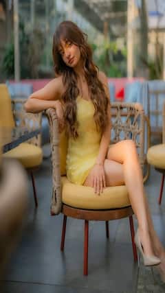 શોર્ટ યલ્લો ડ્રેસમાં અનુષ્કા સેને કરાવ્યું હોટ ફોટોશૂટ