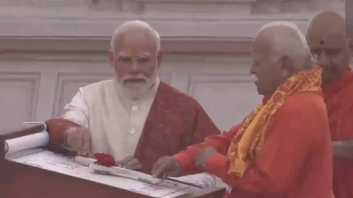 प्रधानमंत्री मोदी और आरएसएस सरसंघचालक मोहन भागवत ने पवित्र श्री राम जन्मभूमि मंदिर के शिखर पर औपचारिक रूप से भगवा ध्वज फहराया, जो मंदिर निर्माण के पूर्ण होने का प्रतीक है.