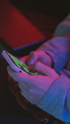 6 Ways Late-Night Mobile Use Secretly Damages Your Brain And Sleep