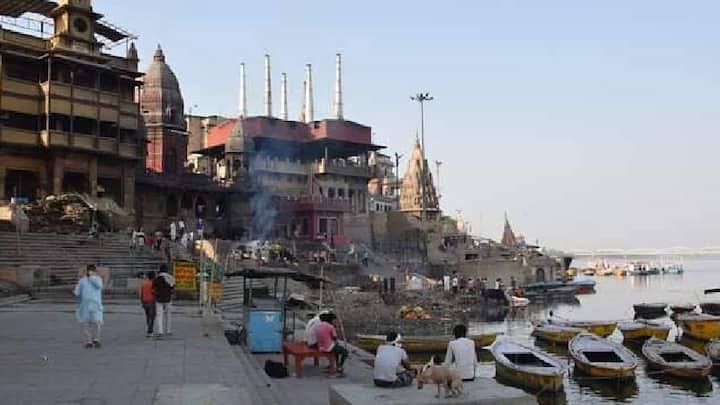 એવું કહેવાય છે કે જ્યારે કોઈ મૃત વ્યક્તિનો મણિકર્ણિકા ઘાટ પર અગ્નિસંસ્કાર કરવામાં આવે છે અને અગ્નિસંસ્કાર પૂર્ણ થયા પછી ચિતા ઠંડી થઈ જાય છે ત્યારે ચિતા પ્રગટાવનાર વ્યક્તિ અથવા સ્મશાન કર્મચારી લાકડી અથવા આંગળીનો ઉપયોગ કરીને રાખ પર 94 અંક લખે છે. આ પછી રાખ ગંગામાં વિસર્જન માટે તૈયાર થાય છે.