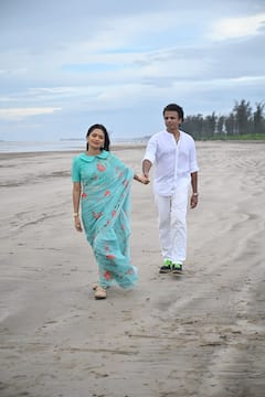 Gautami Patil and Abhijit Sawant: आकाशी रंगाची साडी, कॉलर नेक ब्लाऊज... बोल्ड गौतमी पाटीलचा सोज्वळ लूक पाहून व्हाल थक्क