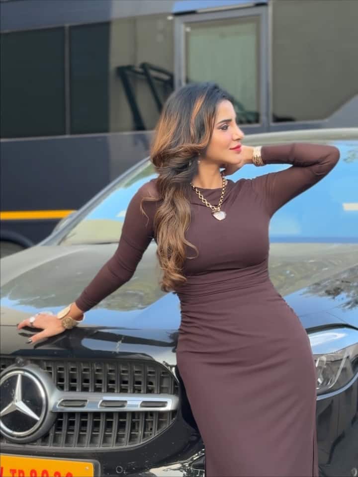 ఇప్పుడు వింటర్ సీజన్ కదా! ఈ సమయంలో ఇటువంటి డ్రస్ లు అయితే బావుంటాయని చెబుతున్నట్టు లేదూ! ఇంకెందుకు ఆలస్యం ఫాలో అవ్వండి మరి. (Image Courtesy: ashu_uuu / Instagram)