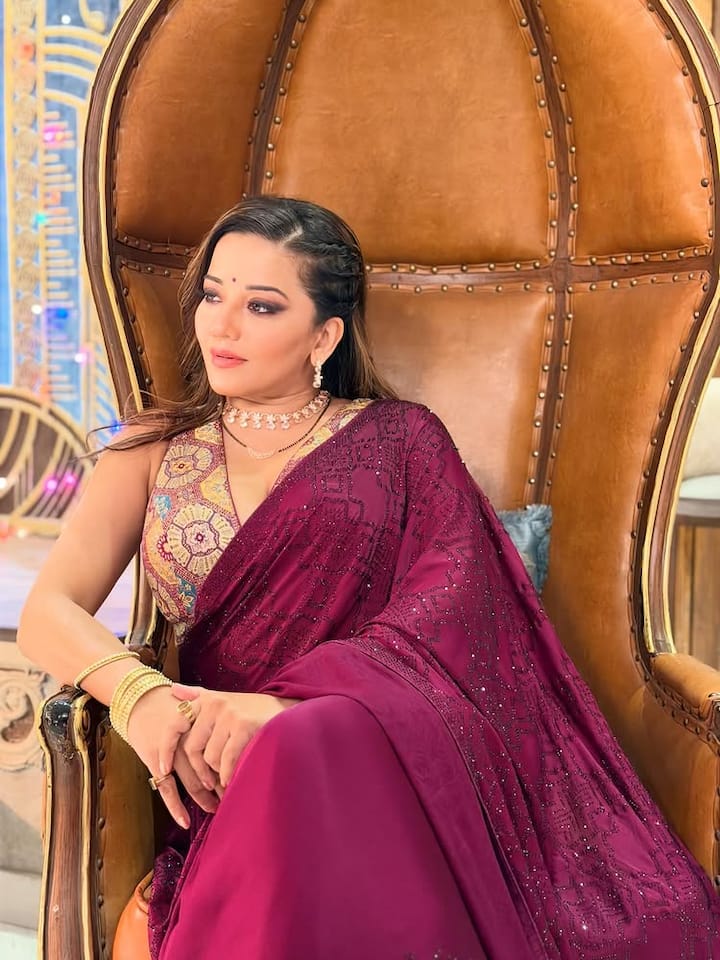 अभिनेत्री सोशल मीडिया पर भी काफी सक्रिय रहती हैं, जहां वह आए दिन अपने प्रशंसकों के साथ तस्वीरें और वीडियो साझा करती हैं।