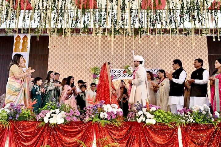 This marriage was done with great pomp by the Yadav family. Many guests including big leaders of Samajwadi Party attended the wedding. Akhilesh Yadav has shared a glimpse of this ceremony on social media.