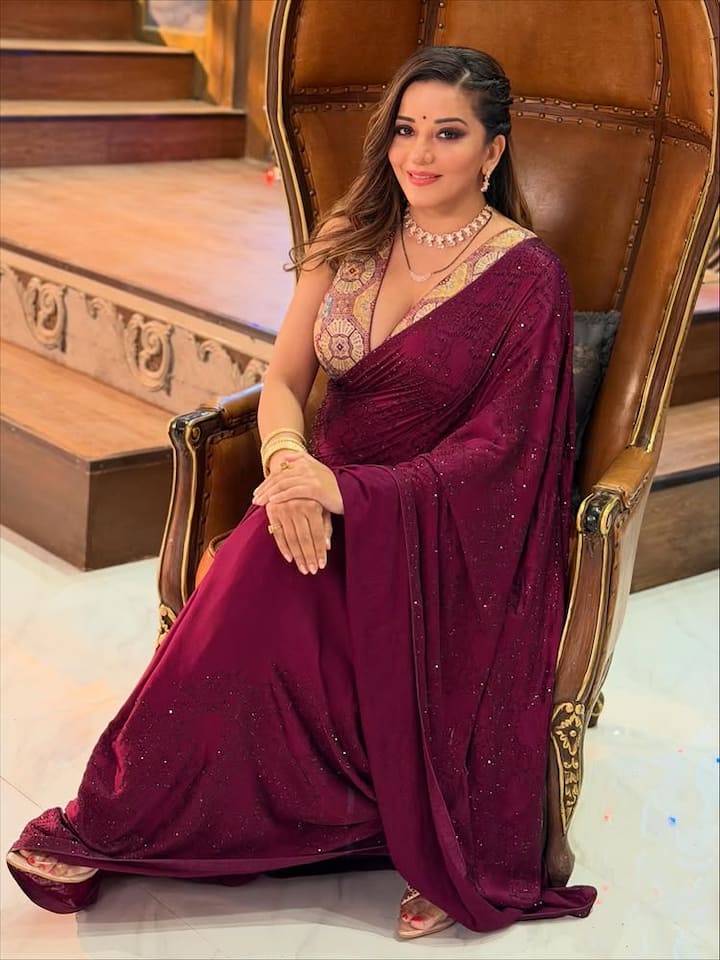 मोनालिसा की साड़ी बेहद खूबसूरत है, जिसमें वह कैमरे के सामने कातिलाना पोज दे रही हैं। एक्ट्रेस ने इसे मैचिंग डीप-नेक ब्लाउज के साथ पेयर किया है।