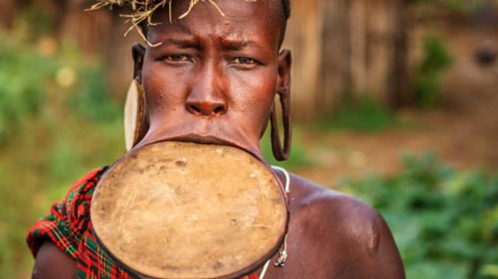 इथियोपिया में मुर्सी और सूरी जनजातियों में जो महिला होठ में जितना बड़ी प्लेट लगती है, वो उतना ही खूबसूरत मानी जाती है.