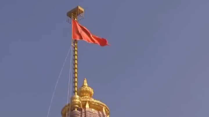 ध्वजा फहराने की रस्म में हिस्सा लेने से पहले पीएम मोदी ने सबसे पहले राम जन्मभूमि परिसर के अंदर सप्त ऋषि मंदिर में दर्शन किया.