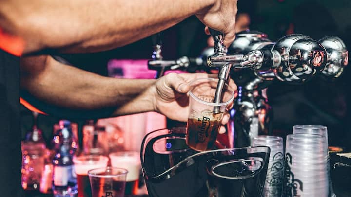 चाहे आप बीयर को व्हिस्की में मिलाकर पी लें या अलग-अलग घूंटों में, असर वही होता है जो उस पैग में मौजूद कुल अल्कोहल तय करता है. शराब की हर किस्म में अलग-अलग मात्रा में अल्कोहल होता है. इसी मात्रा को ABV Alcohol by Volume कहा जाता है. यानी किसी ड्रिंक में कितने प्रतिशत अल्कोहल मौजूद है.