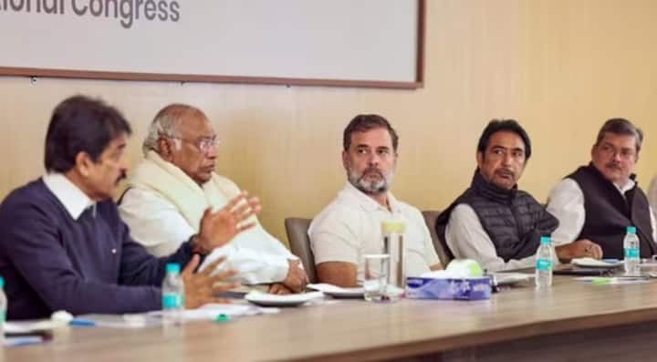 ਰਵੀ ਗੋਲਡੇਨ - ਨਾਲੰਦਾ ਜ਼ਿਲ੍ਹਾ  ਧਿਆਨ ਦੇਣ ਯੋਗ ਹੈ ਕਿ ਪਾਰਟੀ ਵੱਲੋਂ 43 ਆਗੂਆਂ ਨੂੰ ਨੋਟਿਸ ਭੇਜੇ ਗਏ ਸਨ। ਉਨ੍ਹਾਂ ਨੂੰ 21 ਨਵੰਬਰ ਨੂੰ ਦੁਪਹਿਰ 12 ਵਜੇ ਤੱਕ ਕਮੇਟੀ ਨੂੰ ਲਿਖਤੀ ਸਪੱਸ਼ਟੀਕਰਨ ਦੇਣ ਲਈ ਕਿਹਾ ਗਿਆ ਸੀ। ਇਸ ਤੋਂ ਬਾਅਦ ਪਾਰਟੀ ਦਫ਼ਤਰ ਵਿਖੇ ਵਿਰੋਧ ਪ੍ਰਦਰਸ਼ਨ ਕੀਤਾ ਗਿਆ। ਹੁਣ, ਪਾਰਟੀ ਨੇ ਸੱਤ ਆਗੂਆਂ ਵਿਰੁੱਧ ਕਾਰਵਾਈ ਕੀਤੀ ਹੈ।  ਦੂਜੇ ਪਾਸੇ, 21 ਨਵੰਬਰ ਨੂੰ ਹੀ ਬਿਹਾਰ ਮਹਿਲਾ ਕਾਂਗਰਸ ਦੀ ਸੂਬਾ ਪ੍ਰਧਾਨ ਸਰਵਤ ਜਹਾਂ ਨੇ ਅਸਤੀਫਾ ਦੇ ਦਿੱਤਾ। ਉਨ੍ਹਾਂ ਕਈ ਗੰਭੀਰ ਦੋਸ਼ ਲਗਾਏ। ਉਨ੍ਹਾਂ ਕਿਹਾ ਕਿ ਇਹ ਪਹਿਲੀ ਵਾਰ ਸੀ ਜਦੋਂ ਕਿਸੇ ਮਹਿਲਾ ਪ੍ਰਧਾਨ ਨੂੰ ਕਿਸੇ ਚੋਣ ਵਿੱਚ ਟਿਕਟ ਨਹੀਂ ਮਿਲੀ ਸੀ। ਜੇਕਰ ਇਸ ਤਰ੍ਹਾਂ ਦੇਖਿਆ ਜਾਵੇ ਤਾਂ ਵਿਧਾਨ ਸਭਾ ਚੋਣਾਂ ਤੋਂ ਬਾਅਦ ਕਾਂਗਰਸ ਵਿੱਚ ਹਫੜਾ-ਦਫੜੀ ਦੀ ਸਥਿਤੀ ਹੈ।