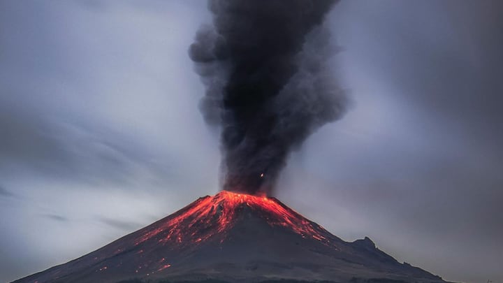 The ash particles flying in the air hit the body like a sand storm. This causes damage to the outer surface, paint and metal of the plane. If ash enters the air conditioning system, passengers may smell smoke. This can create a situation of panic and stress.