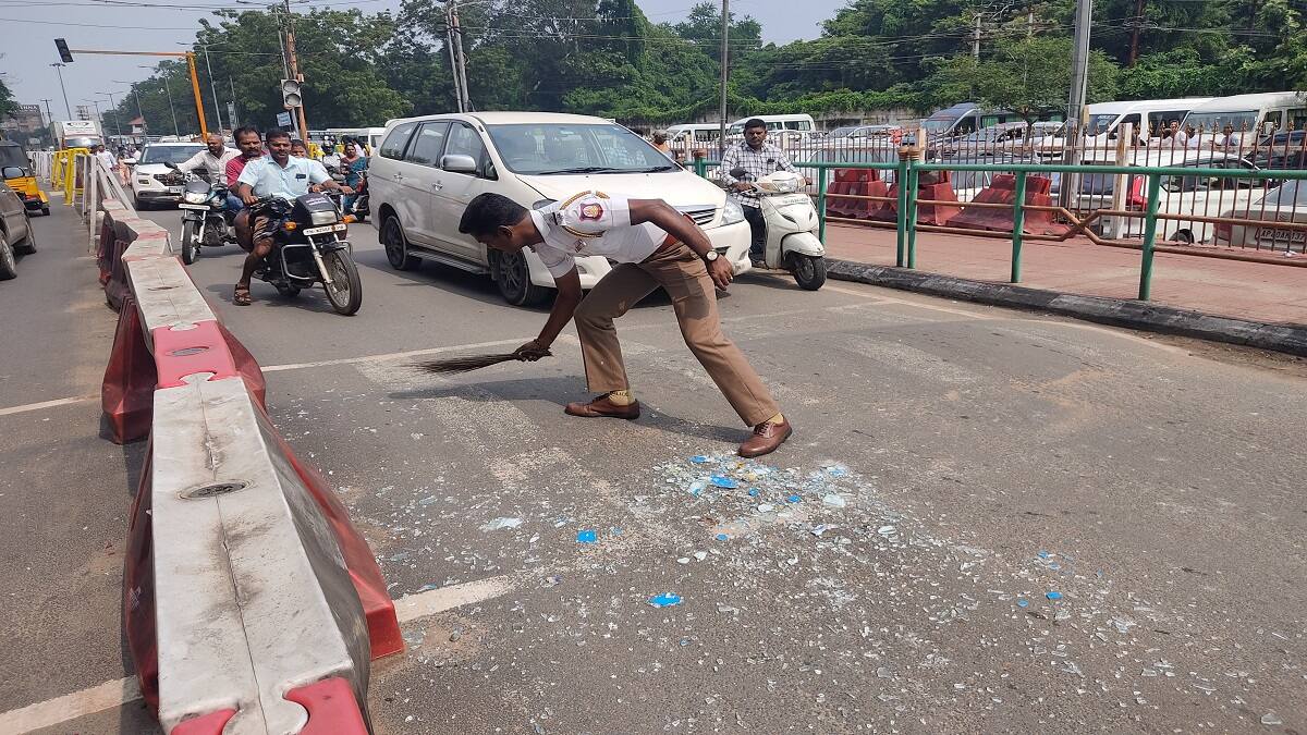 தஞ்சையில் ரியல் ஹீரோவாக மாறிய போக்குவரத்து சப்-இன்ஸ்பெக்டர்