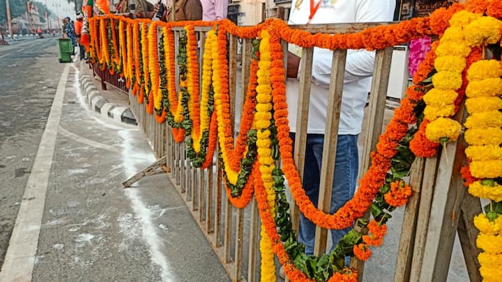 जिस रास्ते से पीएम मोदी गुजरेंगे वहां सुबह से लोगों का पहुंचना शुरू हो गया है. पीएम का काफिला जा से गुजरेगा वहां बैरिकेटिंग की गई है.