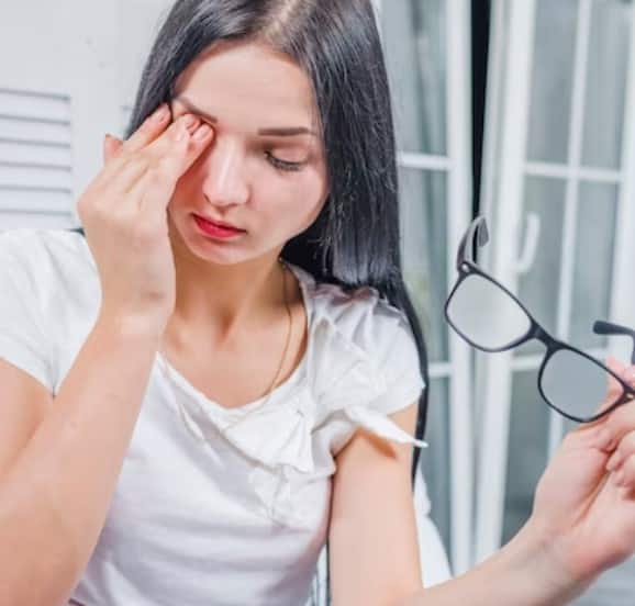 ਮੋਤੀਆਬਿੰਦ ਤੋਂ ਬਚਾਅ ਲਈ ਖੁਰਾਕ ਬਹੁਤ ਮਹੱਤਵਪੂਰਣ ਹੈ। ਮਾਹਿਰਾਂ ਦੇ ਅਨੁਸਾਰ ਆਕਸੀਡੇਟਿਵ ਸਟ੍ਰੈਸ ਮੋਤੀਆਬਿੰਦ ਦਾ ਮੁੱਖ ਕਾਰਣ ਹੈ, ਇਸ ਲਈ ਭੋਜਨ ਵਿੱਚ ਐਂਟੀਆਕਸੀਡੈਂਟ ਵਾਲੇ ਪਦਾਰਥ ਸ਼ਾਮਲ ਕਰਨਾ ਬਹੁਤ ਜ਼ਰੂਰੀ ਹੈ।