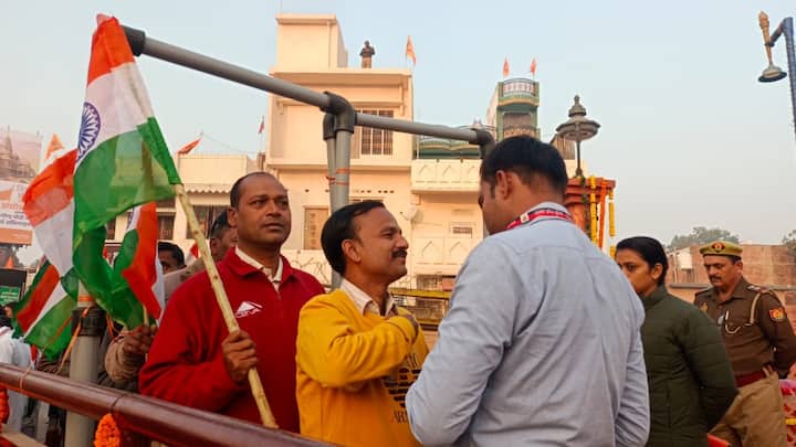 ध्वजारोहण समारोह को देखते हुए राम मंदिर में केवल उन्ही लोगों को प्रवेश दिया जा रहा है जिन्हें आमंत्रित किया गया है.