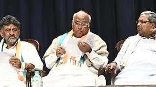 Karnataka : कर्नाटकात मुख्यमंत्री बदलाच्या हालचाली, डीके शिवकुमार अन् मल्लिकार्जुन खर्गे एकाच कारमधून प्रवास