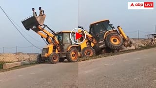 Viral: लगता है भाई ने जेसीबी कोरोना ऑनलाइन सीखी है! मजदूरों के साथ गहरे गड्ढे में पलटी मशीन- वीडियो वायरल