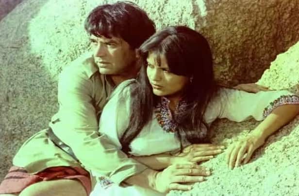 इस लिस्ट में ज़ीनत अमान का नाम सबसे आखिर में आता है। दोनों की जोड़ी को खूब सराहा गया और खबरों के मुताबिक, अमान ने खुद बताया कि ज़ीनत अमान ने उन्हें सेट पर अंग्रेज़ी सिखाई थी। उसके बाद, उन्होंने