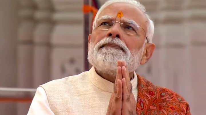पीएम मोदी ने धर्म ध्वजा को फहराते हुए भगवान राम के प्रणाम किया और उनका आशीर्वाद लिया.