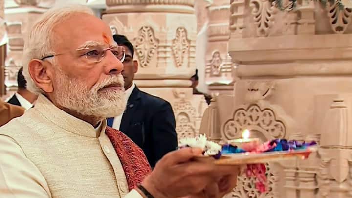 राम मंदिर ध्वजारोहण समारोह की बेहद भव्य तस्वीरें सामने आई हैं, जिसमें प्रधानमंत्री ने पूरे विधि विधान के साथ मंदिर के शिखर पर केसरिया ध्वज लहराया.